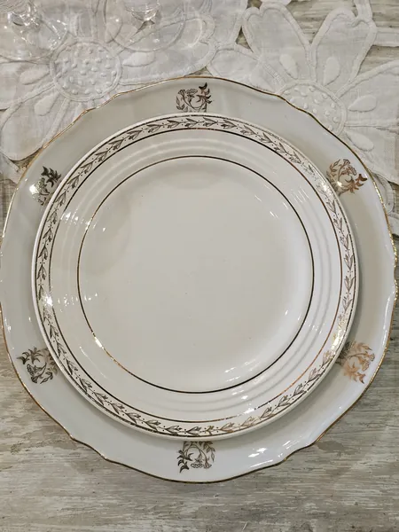 Assiette blanche en porcelaine — liseré doré