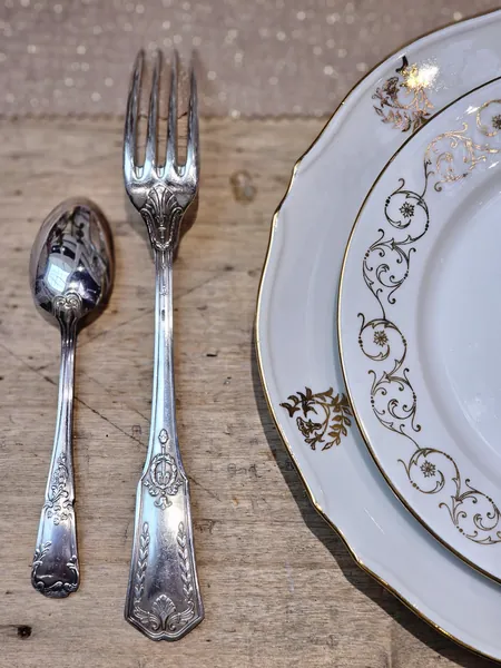 Assiette blanche en porcelaine — liseré doré
