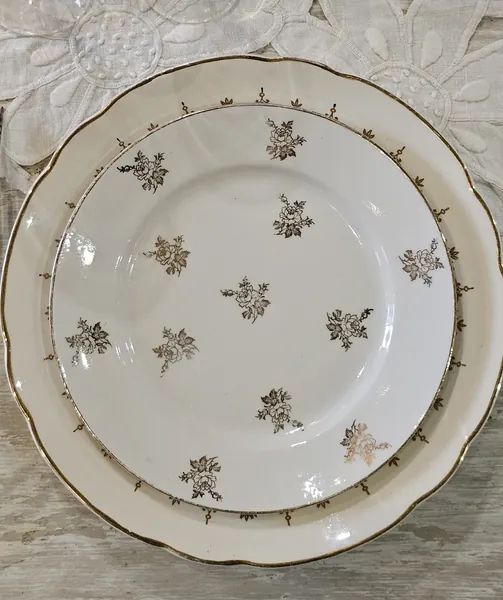 Assiette blanche en porcelaine — liseré doré