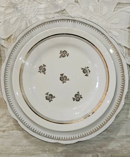 Assiette blanche en porcelaine — liseré doré