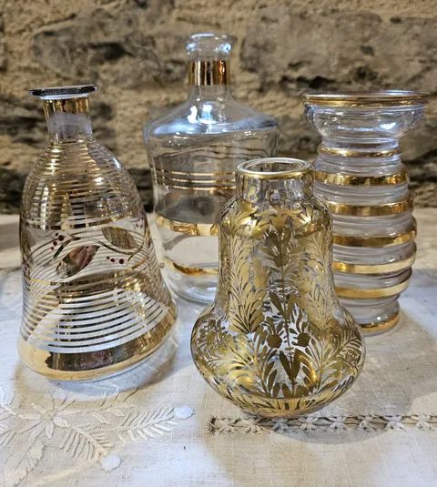 Vases dorés dépareillés