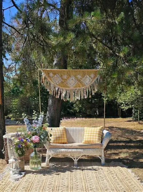 Arche bohème dans un jardin