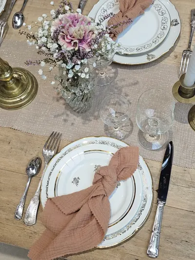 Table dressée avec vaisselle ancienne